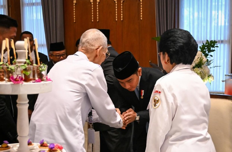 Redam Isu Pemakzulan? Gibran Bungkuk Salami Try Sutrisno di Harlah Pancasila